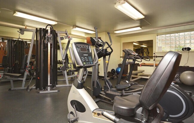 Building Photo - 1620 E Broad St