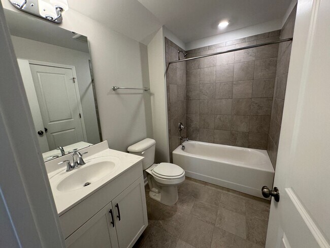 Building Photo - LIKE-NEW 4 Bed/4 Bath in N. Raleigh!