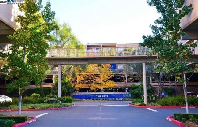 Building Photo - 420 N Civic Dr