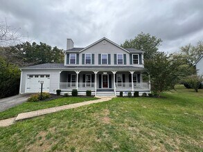 Building Photo - Stunning 4 Bed 2.5 Bath Single-Family Home...