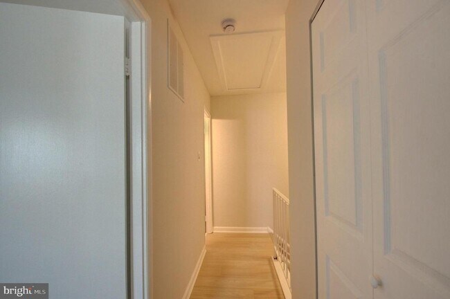 Building Photo - 565 W Diamond Ave