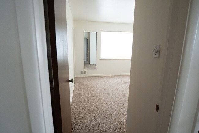 Building Photo - 180 Estes St