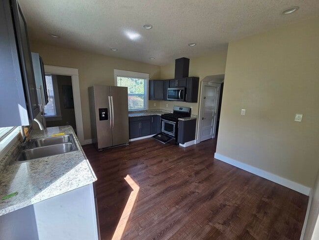 Building Photo - 5 Bedroom Home Corner Lot in N Portland