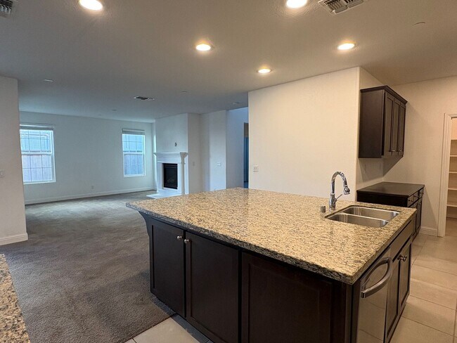 Building Photo - Large 5 bedroom home with loft.  Featuring 2 primary bedrooms