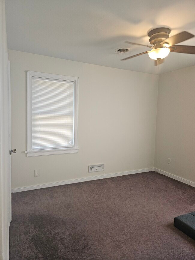 Building Photo - 1207 Blue Jay Ln