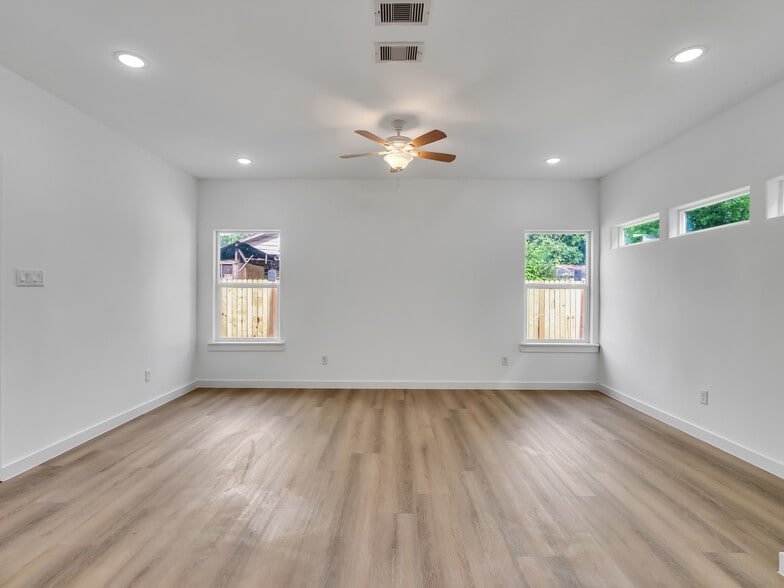 Building Photo - 8102 Crestview Dr