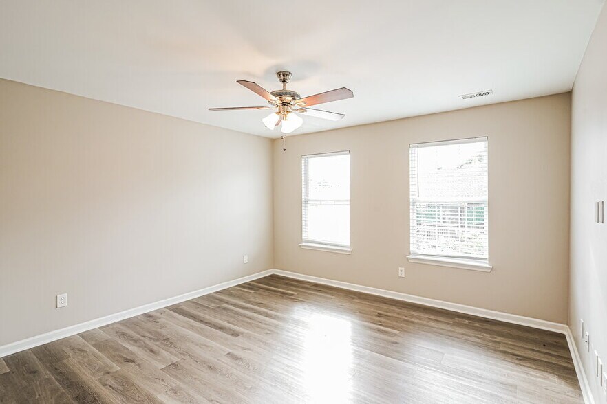 Building Photo - 102 Meadow Crest Ct