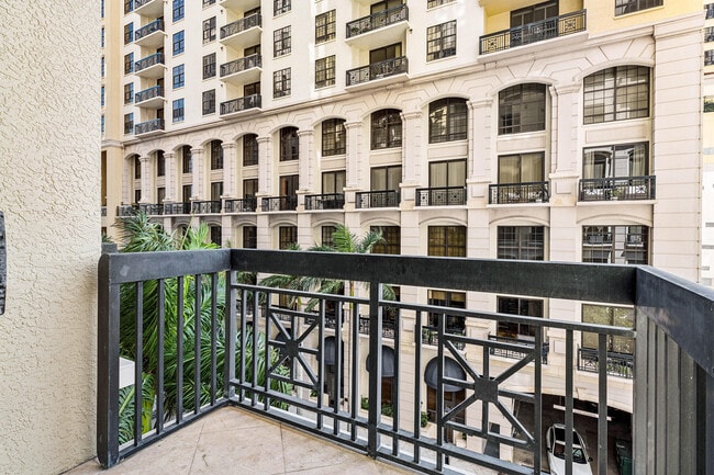 Building Photo - 701 S Olive Ave