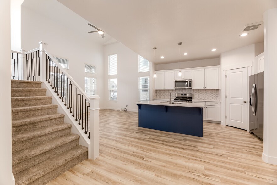 Building Photo - 13694 S Devers Dr