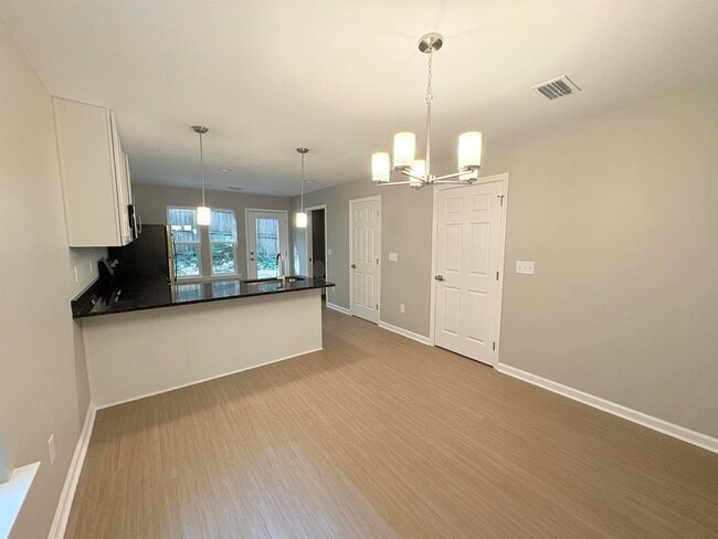 Building Photo - 1733 Beechwood Cir S