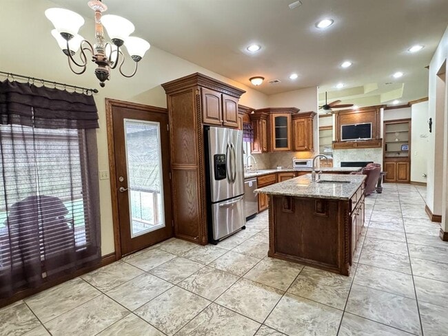 Building Photo - 8147 Shadow Lake Dr