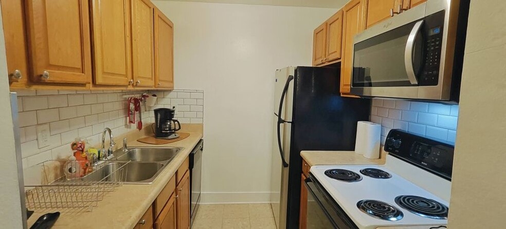 Building Photo - 6519 W Newberry Rd