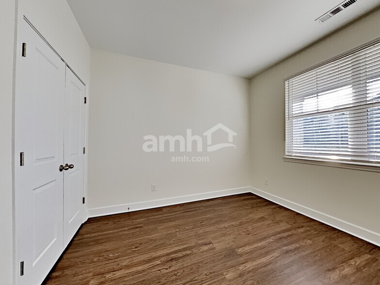 Building Photo - 5225 Lake Maxwell Dr
