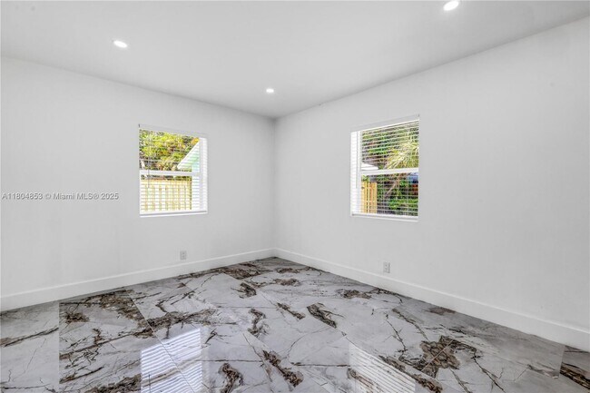 Building Photo - 809 SW 17th St