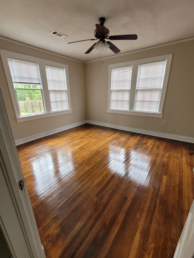 Building Photo - 3415 Northview Dr