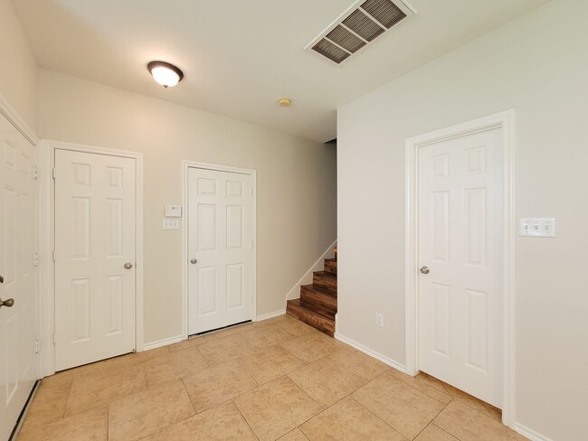 Building Photo - BEAUTIFUL 3 BEDROOM 2 BATH TOWNHOME THAAT ...