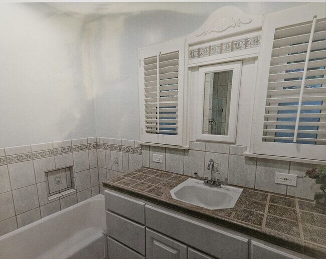 Building Photo - 11861 Laurelwood Dr