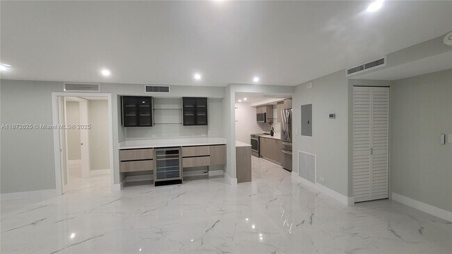 Building Photo - 6039 Collins Ave