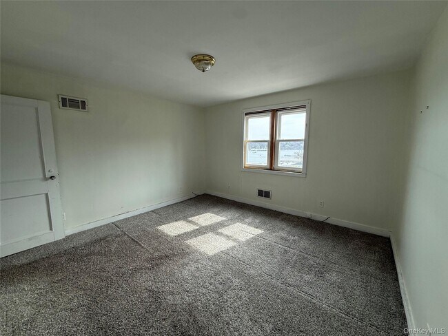 Building Photo - 307 W Shore Rd