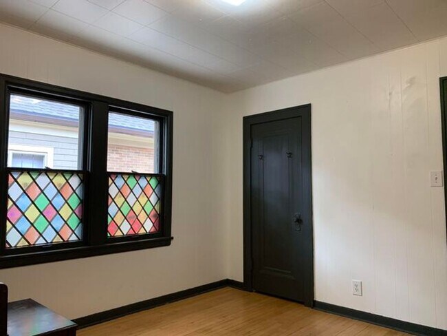Building Photo - 4 Bedroom Single-Family House in Shorewood