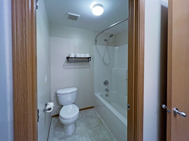 Building Photo - Price Drop!-Exceptional 2200 sq ft Three Bedroom 2 Bath Rambler in Fed Way - with A/C