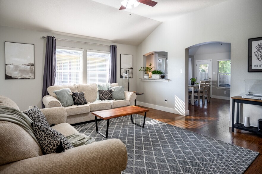 Primary Photo - 1031 Fallbrook Loop