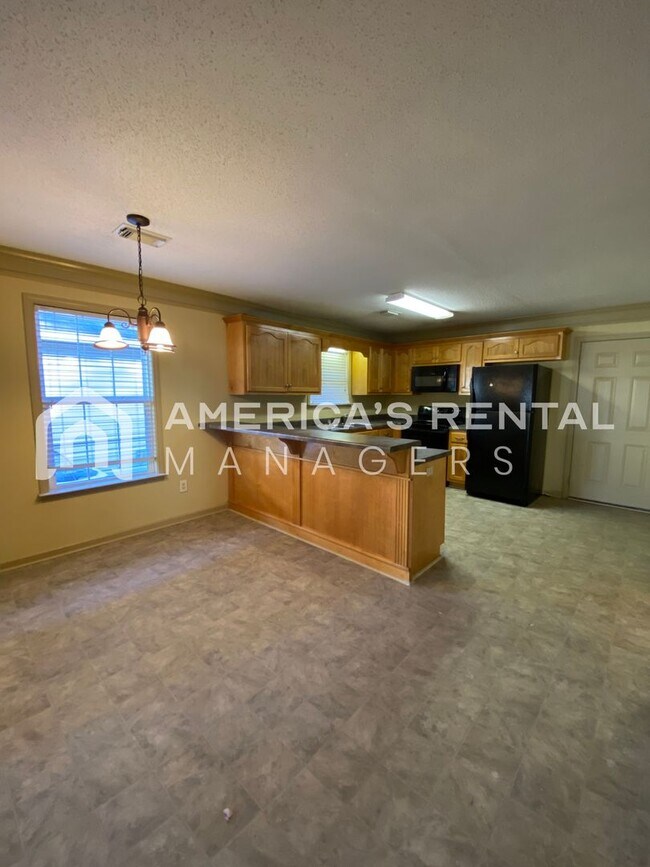 Building Photo - Home in Northport, AL. Sign a lease by 2/28/26 to receive HALF off the deposit!!! DEPOSIT PENDING!