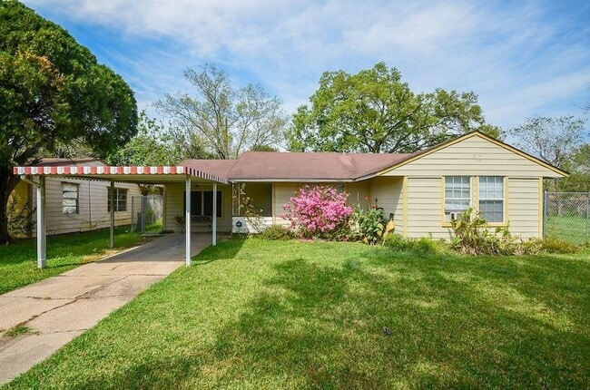 Building Photo - 5515 Flamingo Dr