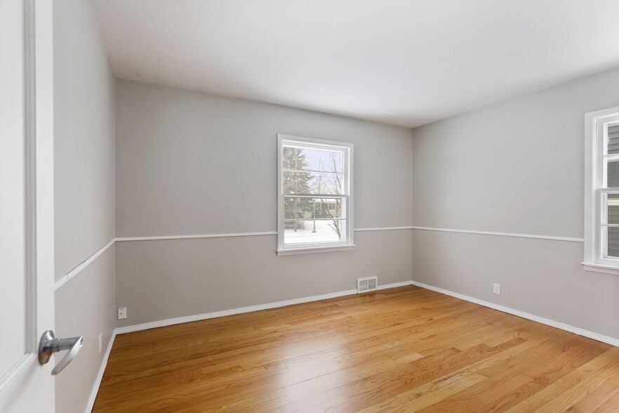 Main level bedroom 2 - 1395 Taylor Ave W