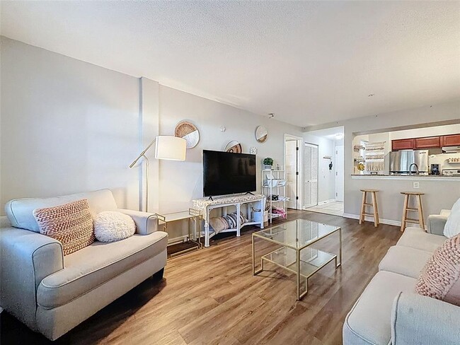 Building Photo - 406 S Cedar Ave