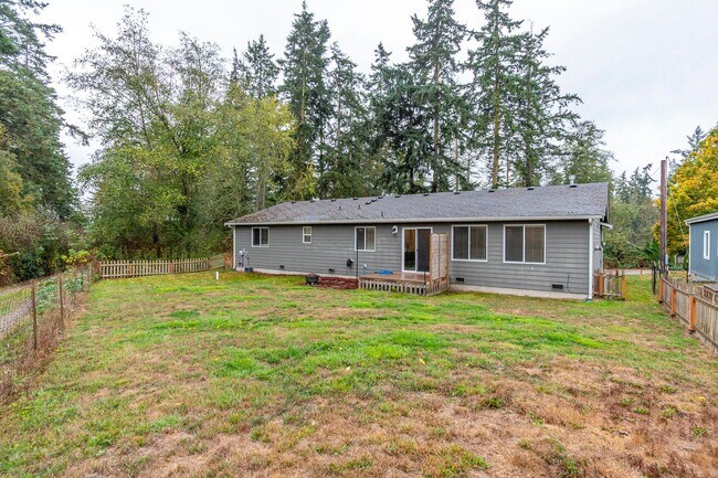 Building Photo - Updated 2-Bedroom Home with Bonus Room on ...