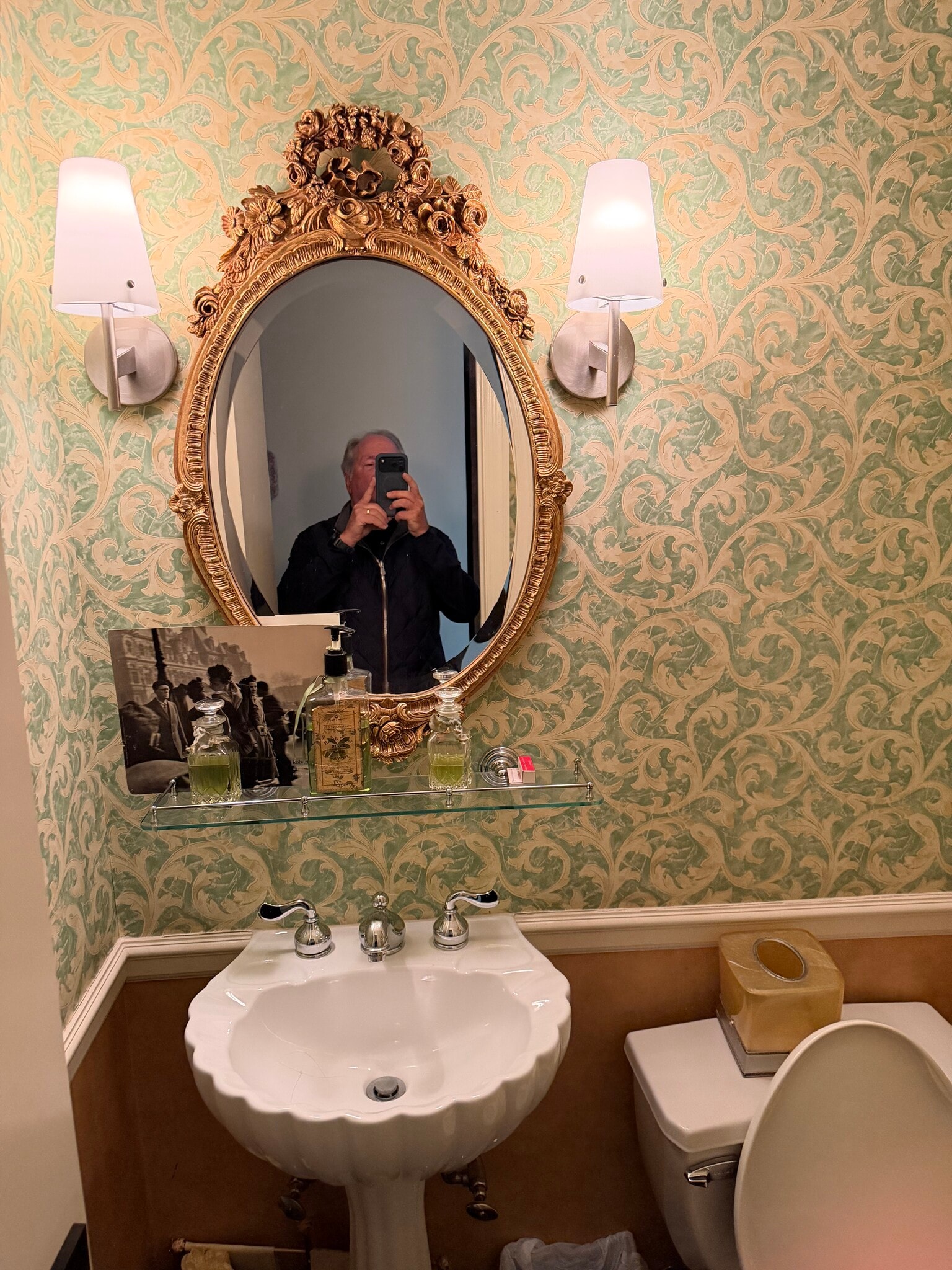 Powder room - 300 E 40th St