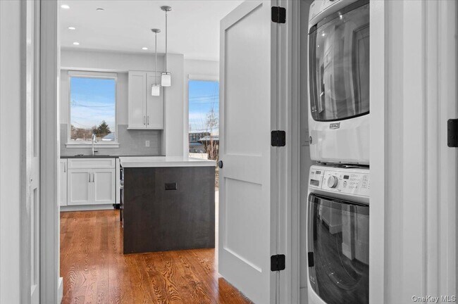 Building Photo - 422 E Boston Post Rd