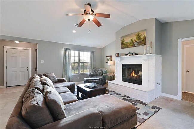 Building Photo - 7 acres with 5 bed, 3 bath less than 25 minutes from town!