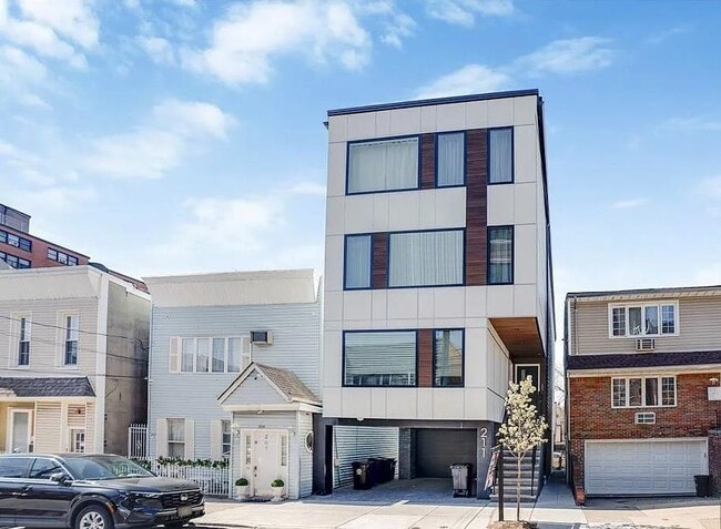 Building Photo - 211 70th St