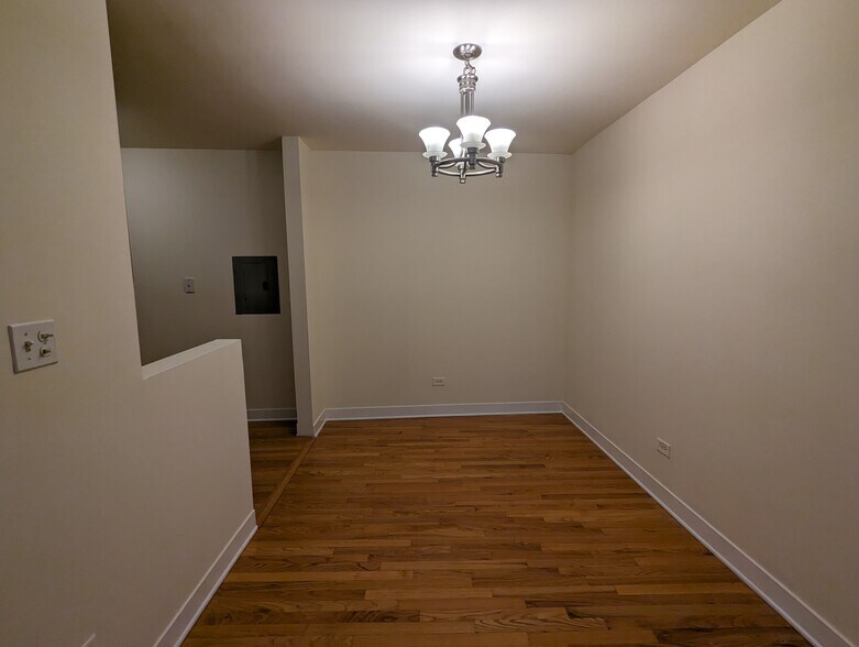 Building Photo - 618 W Wrightwood Ave