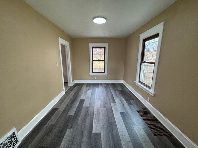 Building Photo - 3 Bedroom Moline Home with 2 Car Garage