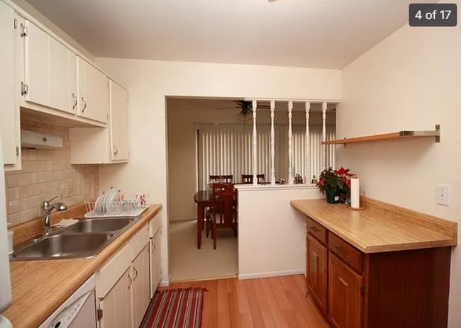 Building Photo - 402 Pinetree Ln