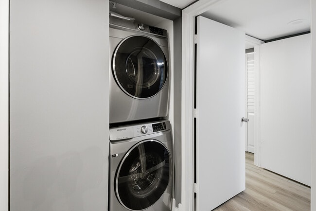 Building Photo - 520 SE 5 Ave