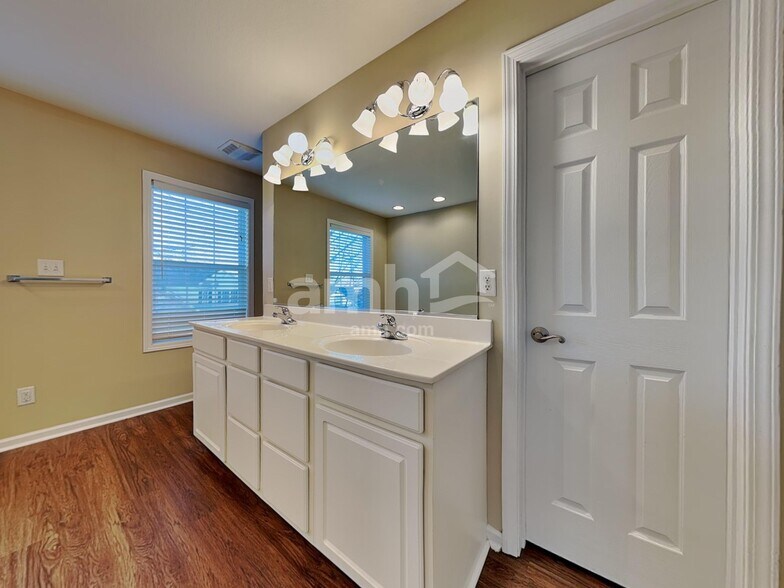 Building Photo - 4515 Everwood Oak Ln