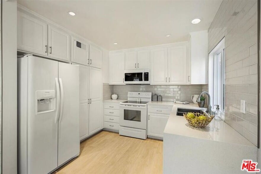 Building Photo - 2345 Roscomare Rd