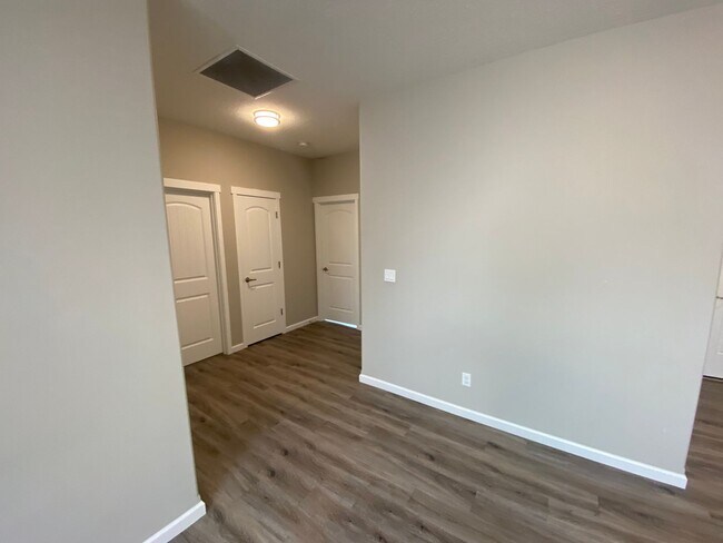 Building Photo - 556