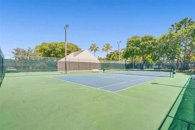 Building Photo - 2621 Parkview Dr S