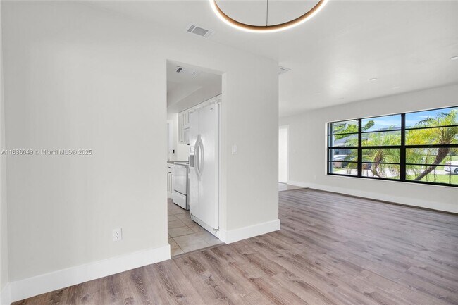 Building Photo - 709 SW 9th Ave