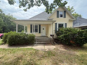 Building Photo - Cute 2 bedroom 1 bath home with so much space!