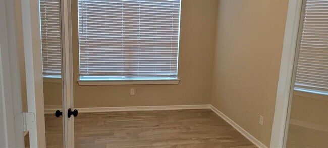 Building Photo - 405 Rise Ln