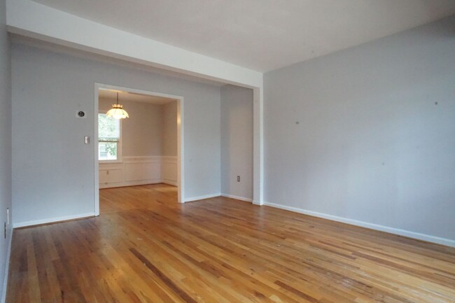 Building Photo - 3 bedroom / 2 1/2 Bath.  Close to Campus. ...