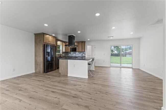 Building Photo - 2420 Woodman Dr