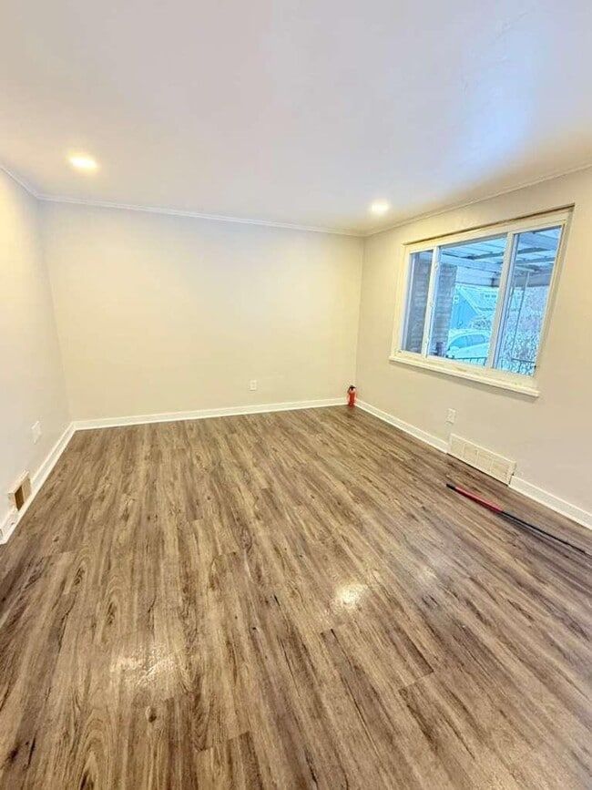 Building Photo - Spacious and beautifully updated 3-bedroom, 1.5-bath