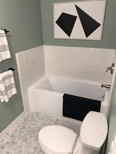 Building Photo - 15481 Cottonwood Cir